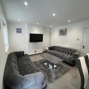 Modern Executive 2-bed In Apartment London