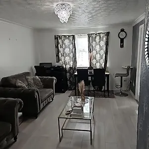 Spacious Two Bedrooms Apartment Dagenham